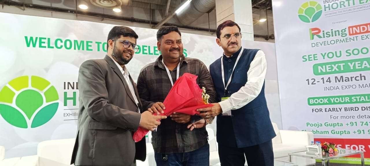 **"राइजिंग इंडिया एक्सपो में ख़बर इंडिया के डायरेक्टर सुशील चौधरी और हेडलाइंस इंडिया के डायरेक्टर नवीन चौहान का भव्य स्वागत करते आयोजक।"**