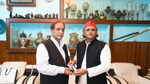 रामपुर में आजम खान से मिले अखिलेश यादव