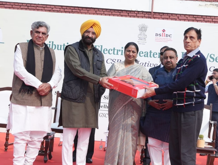 Delhi news: सीएम ने को वॉचमैन्स में बांटे इलेक्ट्रिक हीटर