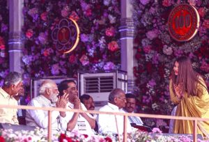 Aishwarya Rai: ऐश्वर्या ने पीएम मोदी का पैर छू लिया आशीर्वाद, 2027 चुनाव को लेकर नई अटकलें तेज