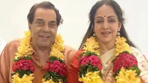 अभिनेता धर्मेंद्र संग हेमा मालिनी (फ़ोटो स्रोत- सोशल मीडिया) 