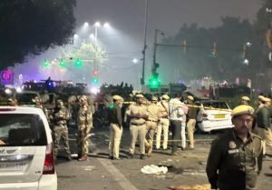 दिल्ली लाल किला ब्लास्ट में कार धमाके से तबाही, फोर्ट मेट्रो स्टेशन के पास हादसा