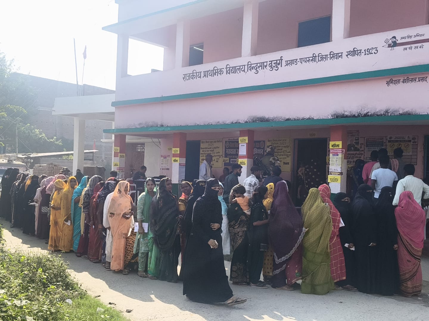 मतदाता कर रहे मतदान