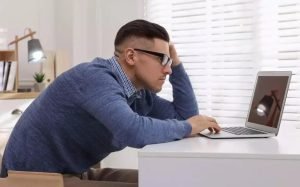 Desk Job Health: ऑफिस में लंबे समय तक बैठने से होने वाले नुकसान