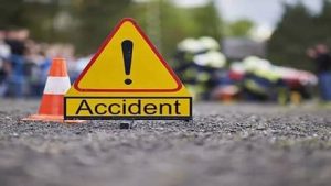 Tamil Nadu Road Accident 2025: पुलिस वाहन से टक्कर में परिवार के तीन सदस्यों की मौत