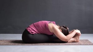 पश्चिमोत्तानासन (Seated Forward Bend): संपूर्ण रीढ़ की स्ट्रेचिंग व मानसिक शांति