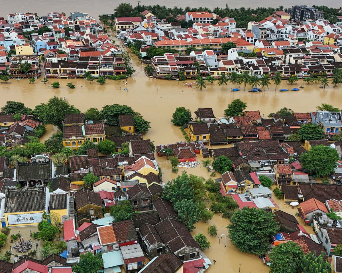 Vietnam Flood Disaster से प्रभावित वियतनाम के डूबे हुए घर और तबाह इलाकों की तस्वीर