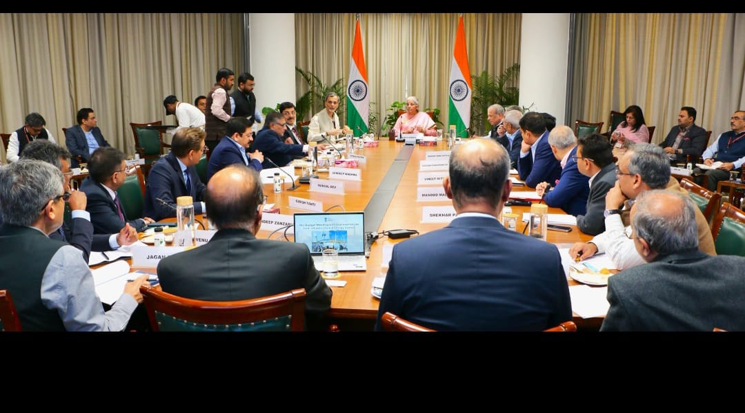 Pre-Budget 2026-27: निर्मला सीतारमण वित्त मंत्रालय में बैठक करती हुई