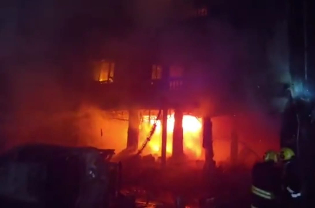 इलेक्ट्रॉनिक शोरूम में लगी भयंकर आग ने बढ़ाई दहशत