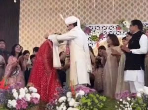 परिवार संग आशीर्वाद लेते दूल्हा-दुल्हन – Aryan Yadav Wedding