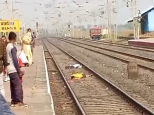 Jhabua Train Suicide Case: रेलवे स्टेशन पर पुलिस जांच करती हुई