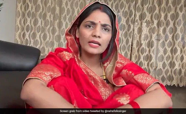 Neha Singh Rathore: सोशल मीडिया पर पोस्ट कर नेहा सिंह राठौर की बढ़ी मुश्किलें, गिरफ्तारी के लिए यूपी पुलिस दे रही दबिश