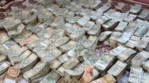 मध्य प्रदेश के खंडवा जिले में पुलिस ने एक मदरसे में छापा मारकर लाखों रुपये के नकली नोट बरामद किए। इमाम जुबेर अंसारी के कमरे से नोटों की गड्डियां मिलीं। पुलिस अधिकारी गिनती करते हुए जांच में जुटे हैं।