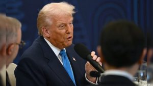 अमेरिकी राष्ट्रपति डोनाल्ड ट्रंप इंटरव्यू के दौरान पाकिस्तान के परमाणु परीक्षण पर बयान देते हुए