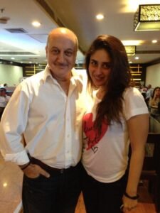 Anupam Kher With Kareena Kapoor: सेल्फी और यादें: ‘रिफ्यूजी’ का जादू