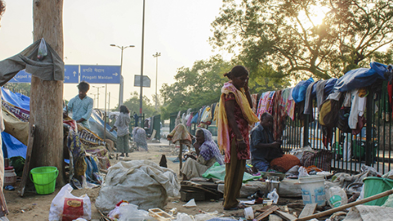 Delhi News दिल्ली के घरहीनों को सोने के पड़ाव भी सही दशा में नहीं!