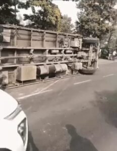 UP News: भीषण हादसा वाहन हुए चकनाचूर