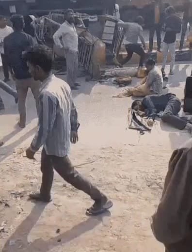 UP News: बुजुर्ग को बचाने में पलटा ट्रेलर