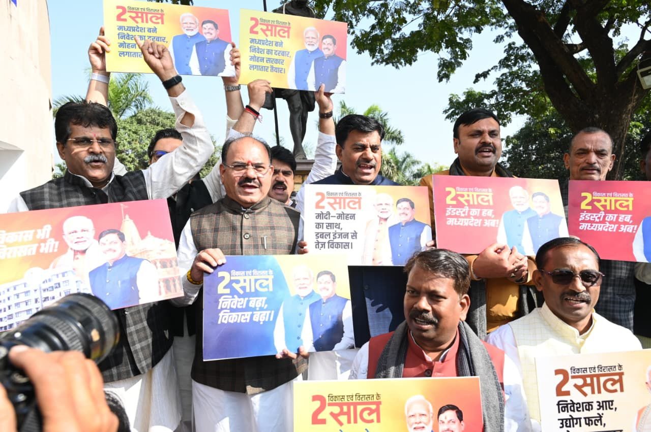 विधानसभा में भाजपा विधायकों द्वारा विकास से जुड़े पोस्टर दिखाते हुए