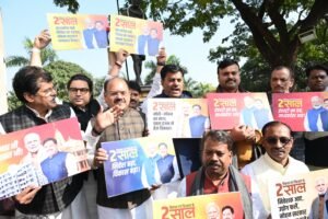 विधानसभा में भाजपा विधायकों द्वारा विकास से जुड़े पोस्टर दिखाते हुए