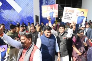 Madhya Pradesh: विधानसभा में भाजपा विधायकों द्वारा विकास से जुड़े पोस्टर दिखाते हुए