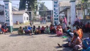 Tea Workers: बकाया मजदूरी को लेकर बीरपाड़ा में विरोध तेज