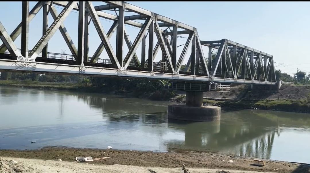 अलीपुरद्वार रेलवे पुलों की पानी के नीचे जांच