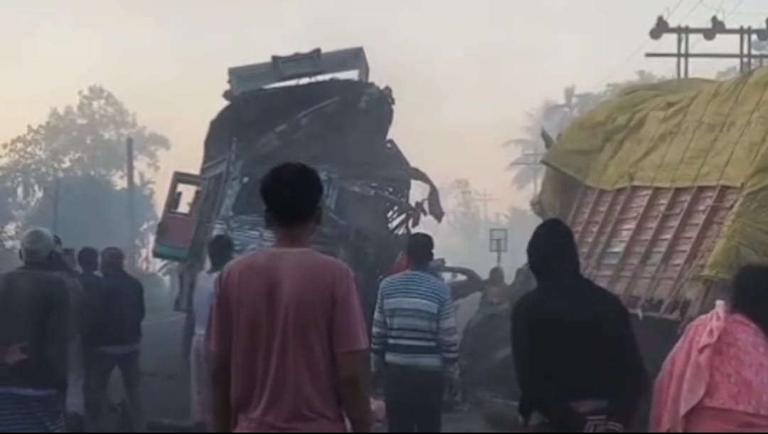 कोचबिहार में कोहरे के कारण दो ट्रकों की भिड़ंत