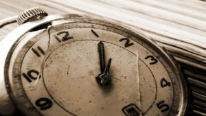 Vastu Tips: अनावश्यक सामान हटाएँ, सुख-समृद्धि बढ़ाएँ