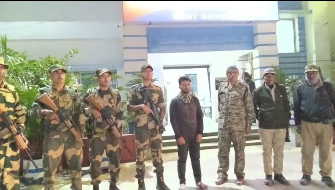 कोचबिहार में हिरासत में पुलिस द्वारा पकड़ा गया युवक