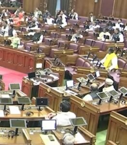 UP Vidhan Sabha: शीतकालीन सत्र के आखिरी दिन सत्ता-विपक्ष में तकरार