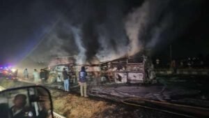 Karnataka accident: चित्रदुर्ग हाईवे पर जलती बस, चीख-पुकार