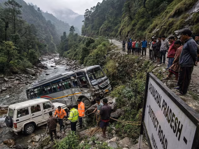 अरुणाचल के अंजाव में मजदूरों से भरा ट्रक खाई में गिरा, 22 की दर्दनाक मौत।