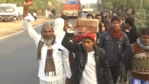 सिर पर ईंटें ढोते हुए हुमायूं कबीर के समर्थक