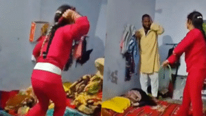 हंटर लिए नजर आ रही महिला ने मौलाना को जमकर पीटा