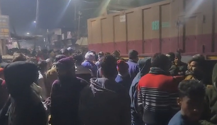 जायस में तेज रफ्तार का कहर, चाय की दुकान में घुसा ट्रक