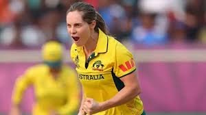 सोफी मोलिनक्स ऑस्ट्रेलियाई क्रिकेट मैच में खेलती हुई