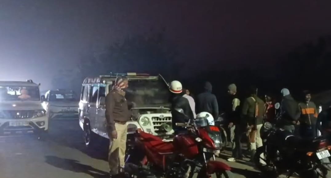 तेज़ रफ्तार में दो बसें आमने-सामने टकराईं