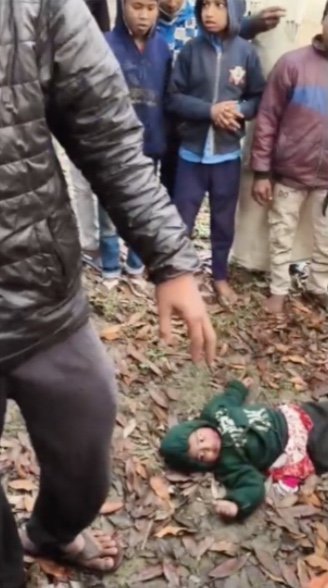 खून से सना शव और घायल बच्चा