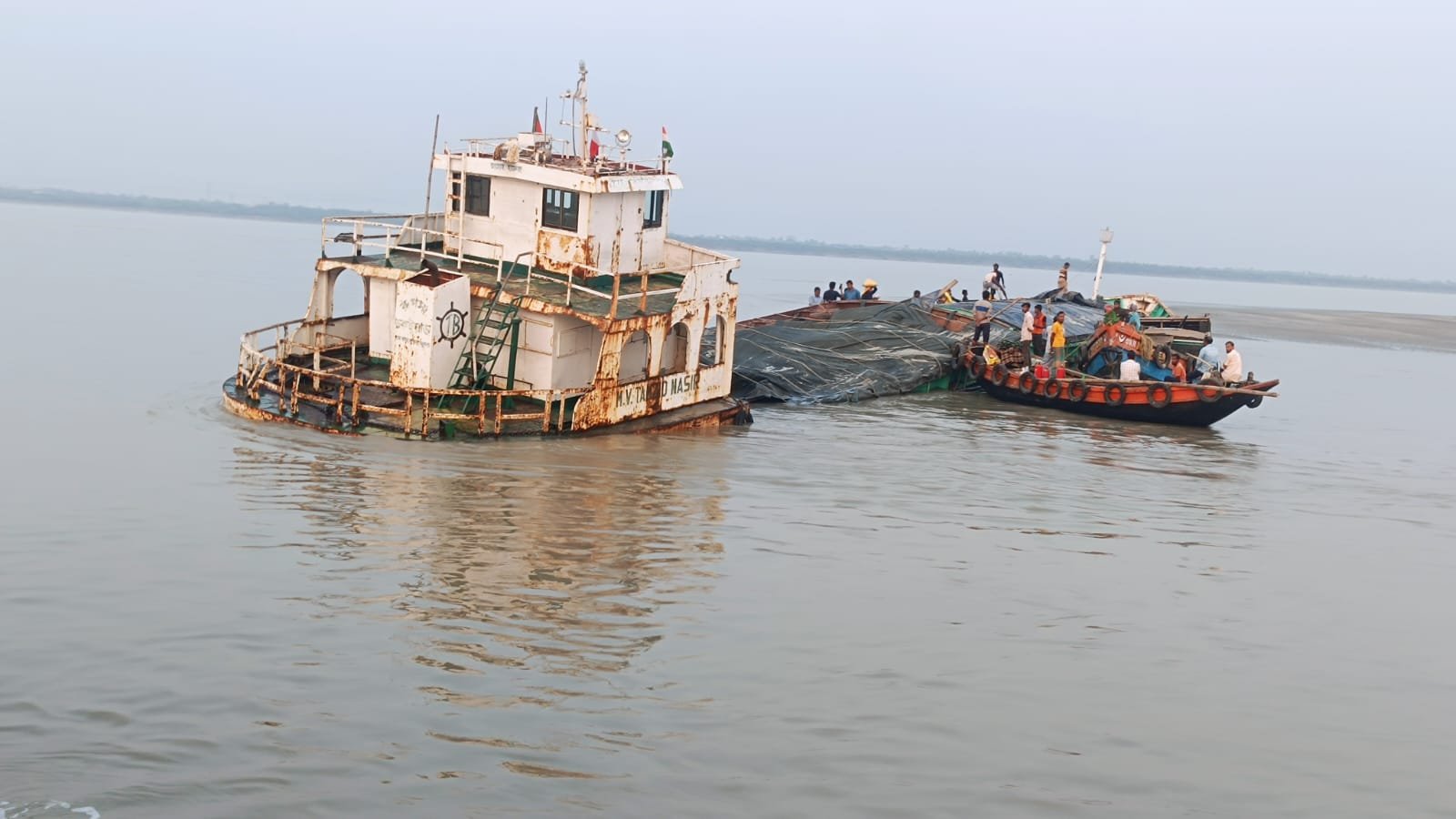 बीच नदी में डूबा बांग्लादेशी बार्ज