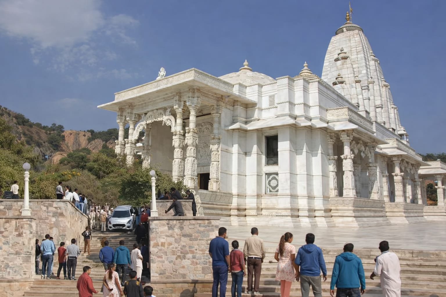 आस्था के रास्ते पर आफत! गूगल मैप्स की वजह से कार बिरला मंदिर की सीढ़ियों तक पहुंची