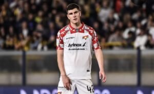 मैदान पर सख़्त फैसले, सोशल मीडिया पर लाखों फॉलोअर्स