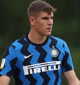 Italian Female Referee: मैदान पर सख़्त फैसले, सोशल मीडिया पर लाखों फॉलोअर्स