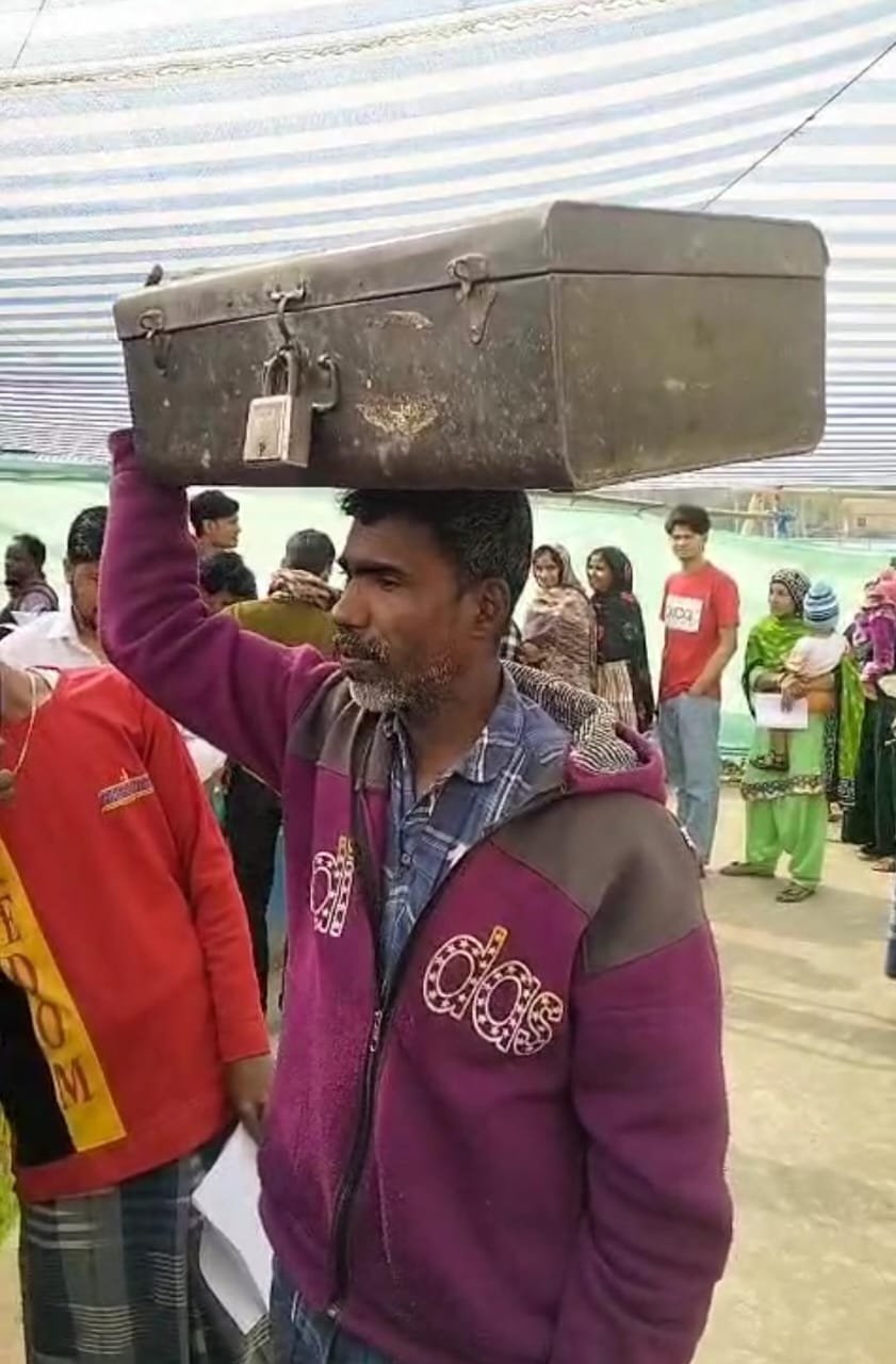 शाहिद ट्रंक और मिट्टी लेकर पहुंचे