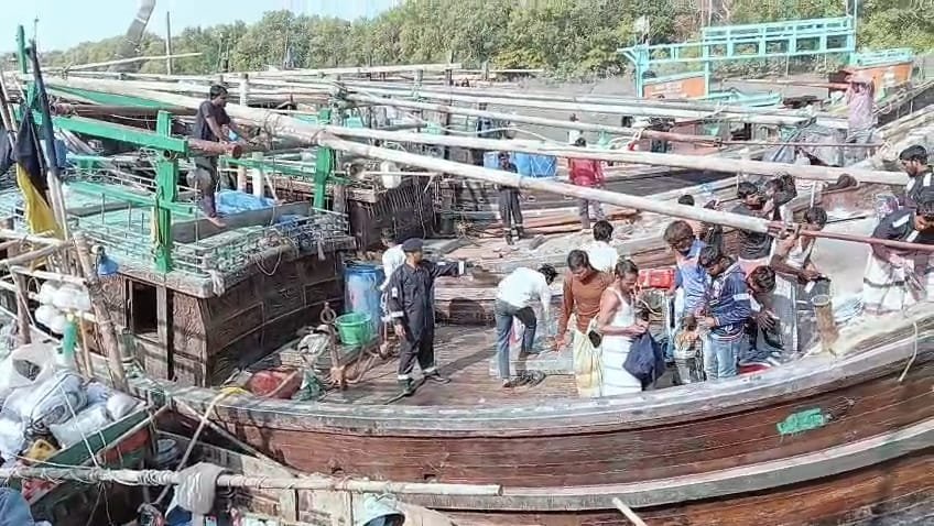 समुद्र में भटके, जेल में रहे, अब घर लौटे