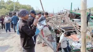 Bangladeshi Fishermen: समुद्र में भटके, जेल में रहे, अब घर लौटे