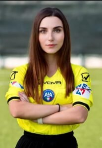 Italian Female Referee: मैदान पर सख़्त फैसले, सोशल मीडिया पर लाखों फॉलोअर्स