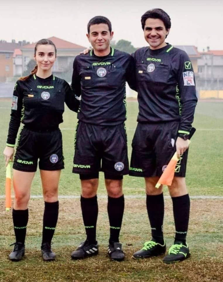 मैदान पर सख़्त फैसले, सोशल मीडिया पर लाखों फॉलोअर्स