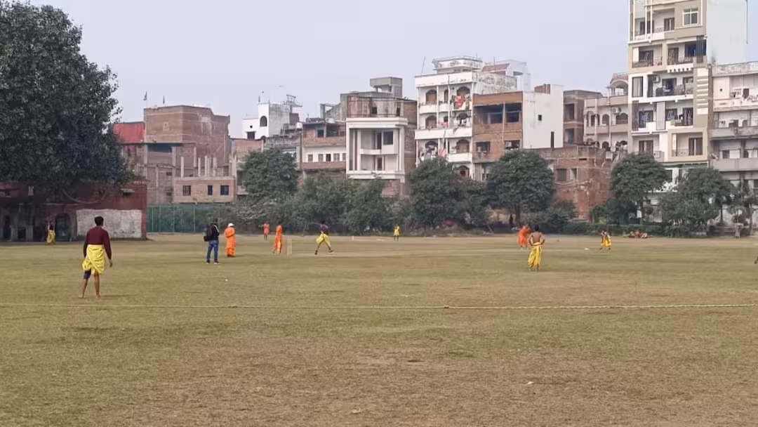 धोती‑कुर्ता और संस्कृत कमेंट्री के साथ क्रिकेट का अनोखा उत्सव, वेदपाठी बटुकों ने लगाए चौके‑छक्के