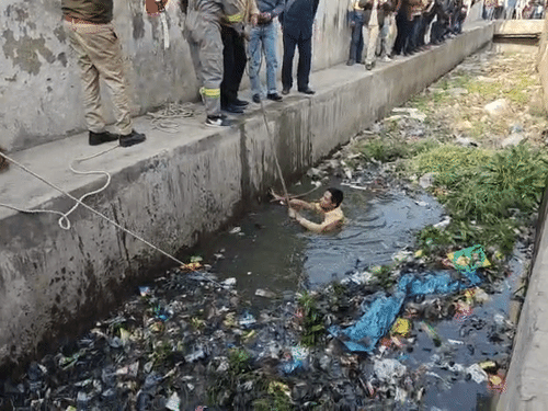 18 घंटे से नाले में गुम मासूम मेरठ में थमी सांसें रेस्क्यू जारी सुराग अब भी नहीं
